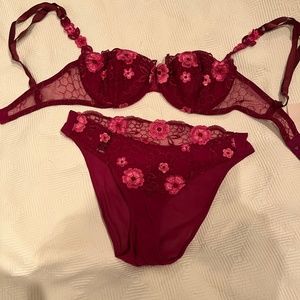 NWT LA PERLA MALIZIA LACE AND EMBROIDERY BRA AND TWO MATCHING PANTIES.